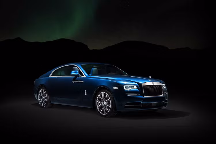  Aurora Borealis Wraith Bộ sưu tập này gồm 2 chiếc coupe Wraith được đặt làm riêng. Tên gọi của chúng lấy cảm hứng từ hiện tượng cực quang (aurora borealis) - những dải ánh sáng huyền ảo nhìn thấy được trên bầu trời ở những vùng gần Bắc cực.