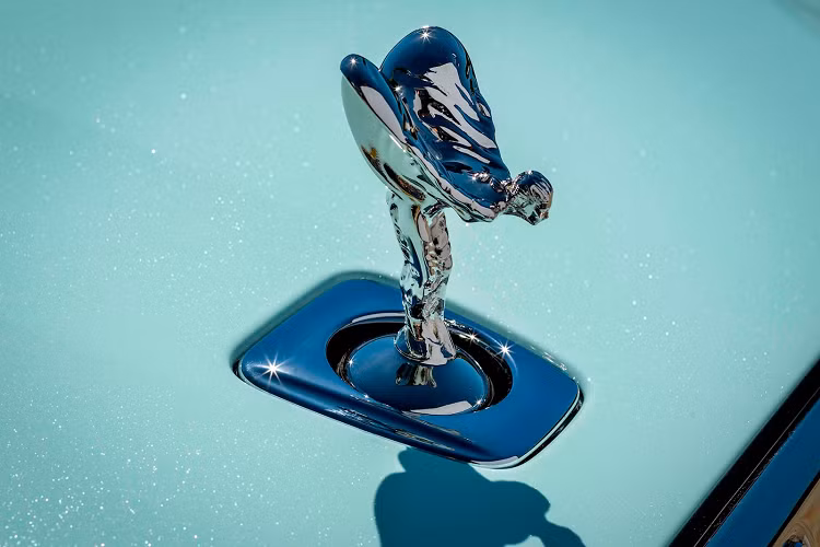 Để tạo độ sâu, các nghệ nhân Rolls-Royce đã dùng tới 6 lớp sơn và tất cả đều đánh bóng thủ công. Đặc biệt với chiếc Sagano Green, trước khi 2 lớp phủ trong suốt trên cùng được áp dụng, một lớp pha lê với những đốm nhỏ được đưa vào để tạo ra ánh sáng lung linh.