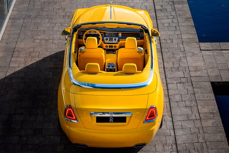 Màu vàng được thể hiện từ trong ra ngoài, từ vỏ xe, mâm xe, cho đến lớp da bọc nội thất, đường chỉ khâu, vô lăng hai tông màu, v.v...