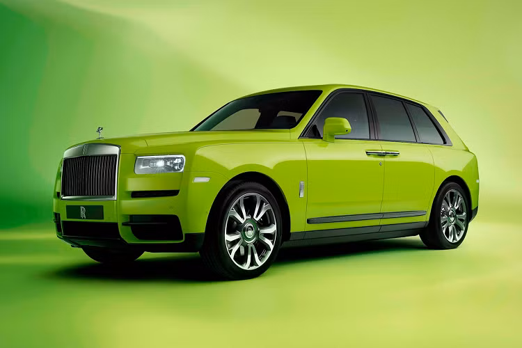  Cullinan Inspired By Fashion Bộ sưu tập này được chia làm 2 nhóm, mỗi nhóm có 4 chiếc Cullinan, mỗi chiếc phản ánh một khía cạnh khác nhau của lĩnh vực thời trang. Tất cả đều có điểm chung là hiệu ứng bầu trời sao trên cửa cốp sau Starlight Tailgate, với 192 ngôi sao được đặt trong lớp da đục lỗ.