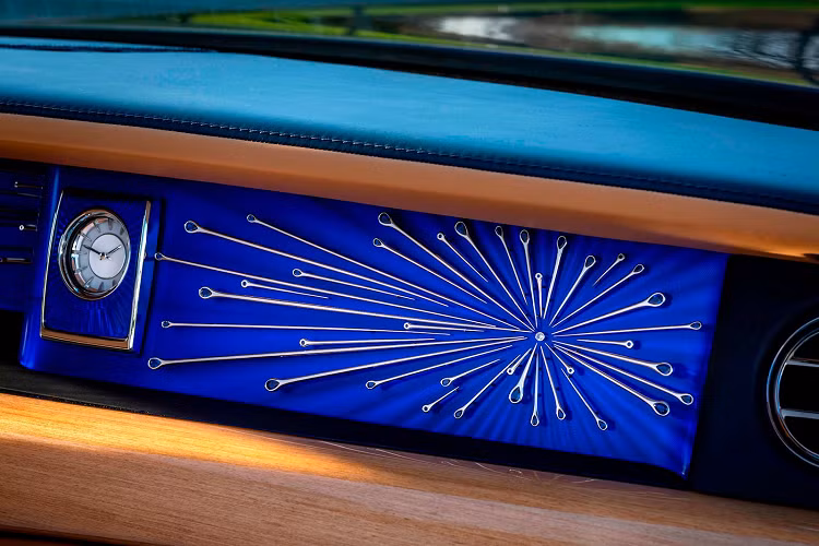  Phantom Sapphire Astrum Gallery Chiếc Rolls-Royce Phantom hàng độc này được thiết kế riêng phần Gallery ở táp-lô với họa tiết vầng hào quang xung quanh những ngôi sao (Astrum trong tiếng Latin).