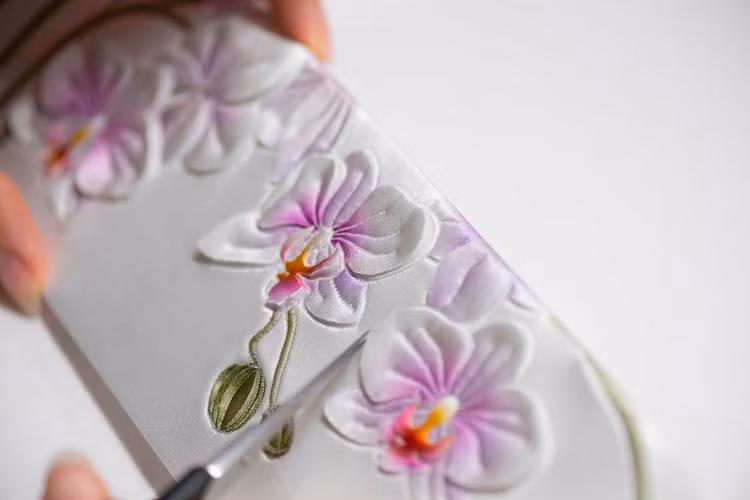 Những bông hoa được làm từ lụa nguyên chất có thể nhìn thấy trên bàn gấp picnic nằm ở phía sau xe, cũng như các tấm cửa. Màu sơn Singapore Orchid Pearl White có các hạt thủy tinh mịn được trộn với tông màu tím để tạo hiệu ứng ánh ngọc trai. Ngay cả đường kẻ coachline cũng mang màu trắng Orchid và được sơn thủ công.