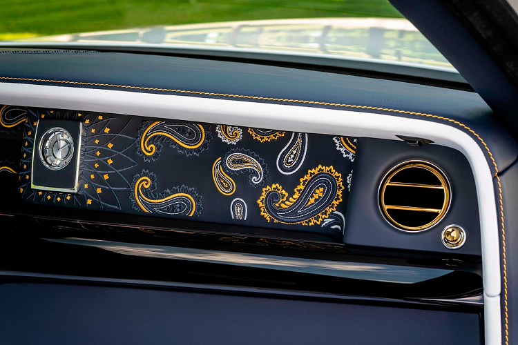 Các sợi chỉ màu xanh Navy Blue, trắng Arctic White và vàng Forge Yellow với 90.000 mũi khâu riêng lẻ. Mỗi tác phẩm được chia làm ba phần rồi ghép nối liền mạch với nhau. Quá trình này mất hơn 40 giờ để hoàn thành.