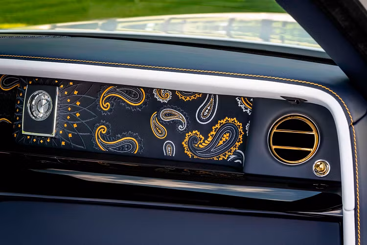 Các sợi chỉ màu xanh Navy Blue, trắng Arctic White và vàng Forge Yellow với 90.000 mũi khâu riêng lẻ. Mỗi tác phẩm được chia làm ba phần rồi ghép nối liền mạch với nhau. Quá trình này mất hơn 40 giờ để hoàn thành.