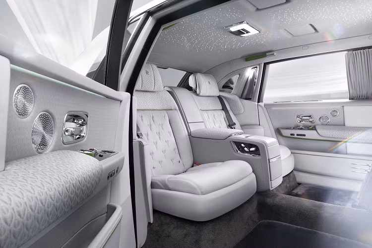 Hãng xe siêu sang Rolls-Royce cho biết các loại vải này được tạo ra “dựa trên cách diễn giải trừu tượng về biểu tượng Spirit of Ecstasy” - đây cũng từng là lời miêu tả dành cho tấm kính Gallery độc đáo.