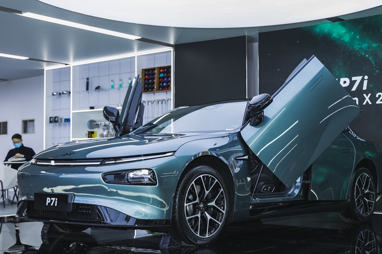 So với Xpeng P7 cũ, P7i mới có một số nâng cấp: Chiều dài tăng nhẹ lên 4.888 mm, dài hơn 8 mm so với mẫu cũ. Chiều rộng, chiều cao và chiều dài cơ sở không thay đổi. Một số điều chỉnh nhỏ đã được thực hiện ở bên ngoài và bên trong.