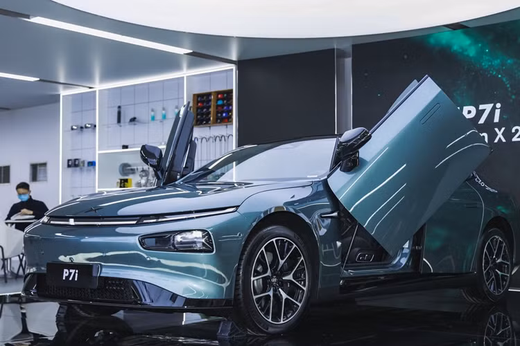 So với Xpeng P7 cũ, P7i mới có một số nâng cấp: Chiều dài tăng nhẹ lên 4.888 mm, dài hơn 8 mm so với mẫu cũ. Chiều rộng, chiều cao và chiều dài cơ sở không thay đổi. Một số điều chỉnh nhỏ đã được thực hiện ở bên ngoài và bên trong.