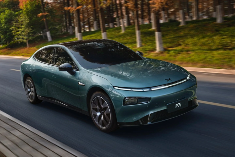 Phiên bản Xpeng P7i 550 LFP chia sẻ hầu hết cấu hình với phiên bản cao nhất là Xpeng P7i 702 trước đó, và khác biệt chính là việc thay thế bộ pin lithium bậc ba bằng bộ pin LFP và công suất đã thay đổi từ 86,2 kWh thành 64,4 kWh.