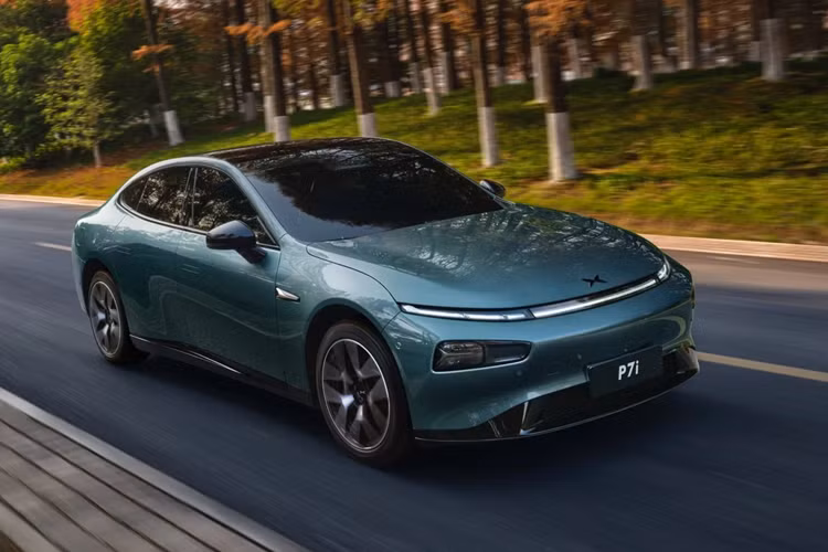 Phiên bản Xpeng P7i 550 LFP chia sẻ hầu hết cấu hình với phiên bản cao nhất là Xpeng P7i 702 trước đó, và khác biệt chính là việc thay thế bộ pin lithium bậc ba bằng bộ pin LFP và công suất đã thay đổi từ 86,2 kWh thành 64,4 kWh.