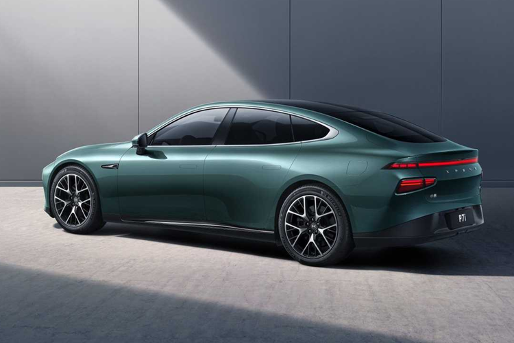 Nhà cung cấp pin là EVE, công ty này cũng cung cấp pin cho các thương hiệu của Dongfeng như Forthing. Vào năm 2021, Xpeng P7 có tùy chọn LFP với phạm vi 480 km tính từ CATL. Tuy nhiên, Xpeng đã ngừng lắp ráp phiên bản này do nhu cầu của người mua Trung Quốc thấp.