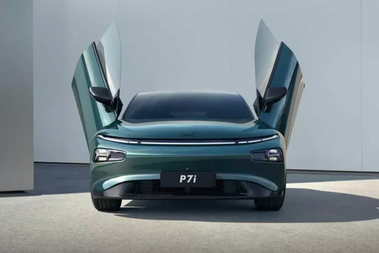 Cụ thể, Xpeng đã chính thức ra mắt phiên bản Xpeng P7i 550 2023 mới vào ngày 6 tháng 11, với giá khởi điểm là 223.900 nhân dân tệ (30.800 USD), tương đương 726 triệu đồng.