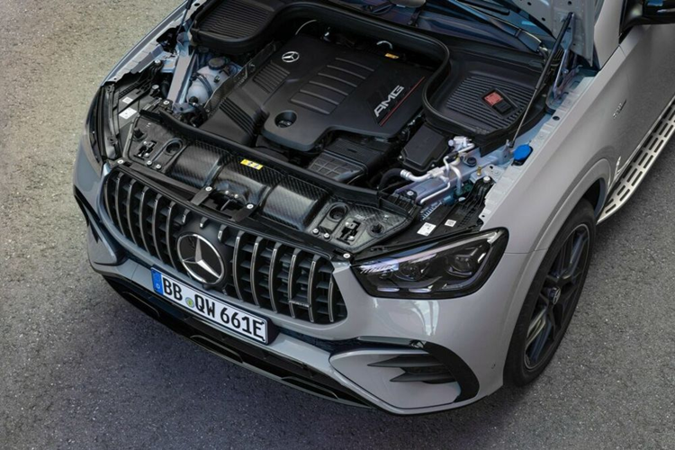 Dù ở kiểu dáng nào, Mercedes-AMG GLE 53 PHEV thế hệ mới cũng được trang bị hệ truyền động plug-in hybrid với động cơ xăng 6 xi-lanh thẳng hàng 3.0 lít 443 mã lực kết hợp với một động cơ điện cho công suất tổng hợp là 536 mã lực và mô-men xoắn cực đại 749 Nm.