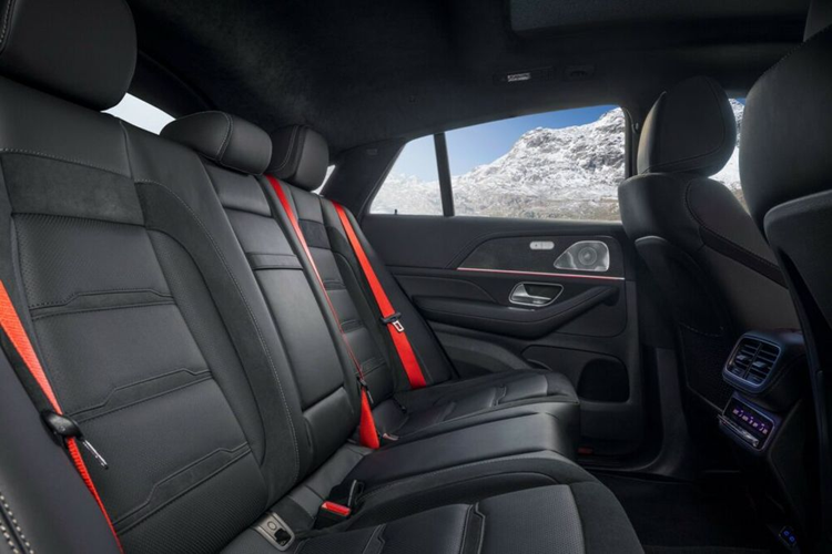 Mercedes-AMG cho biết GLE 53 PHEV dùng hệ dẫn động 4 bánh 4Matic+, đi kèm với hệ thống treo khí nén AMG Ride Control+ với hệ thống giảm xóc thích ứng được phát triển đặc biệt.