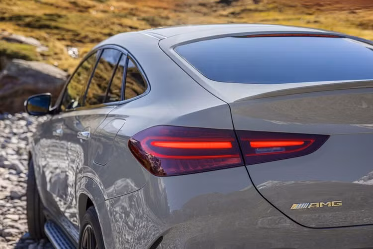 Ngoại thất của GLE 53 PHEV gần như không có sự khác biệt so với bản thường, hãng chỉ tinh chỉnh lại khe hút gió và bổ sung logo PHEV ở tấm chắn bùn phía trước và cửa cốp. Ở bên trong, xe có các chức năng dành riêng cho bản hybrid và màn hình hiển thị tốc độ sạc, trạng thái, nhiệt độ của pin.