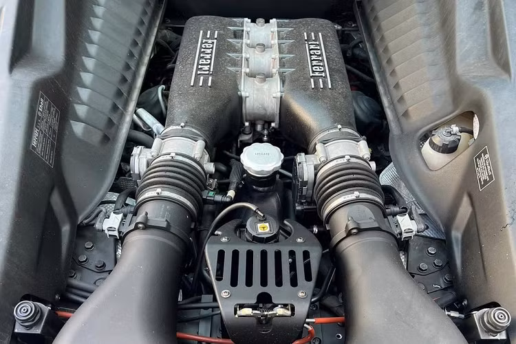 Chiếc Ferrari 458 Italia Coupe độc nhất Việt Nam của ông Đặng Lê Nguyên Vũ sở hữu mâm xe 5 chấu thể thao cỡ lớn màu trắng bạc, đi kèm hệ thống phanh gốm carbon hiệu suất cao với cùm phanh Ferrari màu vàng tương phản.