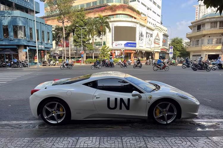 Xe hiện thuộc sở hữu của vị Chủ tịch cà phê Trung Nguyên. Tương tự như các mẫu xe mà “Qua” đang sở hữu, chiếc Ferrari 458 Italia Coupe của Đặng Lê Nguyên Vũ này cũng được dán ký tự UN lên thân xe nhằm “đánh dấu chủ quyền”. Được biết, chủ nhân đầu tiên của chiếc Ferrari 458 Italia này là tay chơi Minh Nhựa.