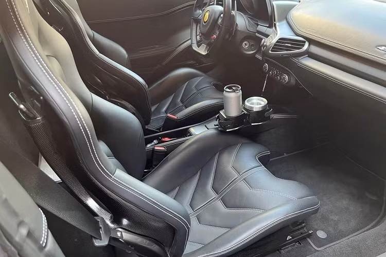 Phía sau xe tiếp tục là "đất diễn" của những chi tiết hầm hố, nhưng đậm chất kỹ thuật như hệ thống khuếch tán cỡ lớn, cánh gió khí động học và cụm ống pô 3 chiếc thể thao.