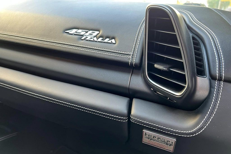 Bước vào bên trong, dù đã là chiếc xe ra đời cách đây 11 năm, Ferrari 458 Italia vẫn rất thời thượng khi sở hữu ghế ngồi thể thao được làm bằng carbon và bọc Alcantara. Cabin hoàn thiện trong tông đen chủ đạo và nhiều chi tiết được bọc da thủ công tại Ý.