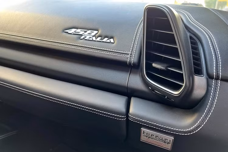 Bước vào bên trong, dù đã là chiếc xe ra đời cách đây 11 năm, Ferrari 458 Italia vẫn rất thời thượng khi sở hữu ghế ngồi thể thao được làm bằng carbon và bọc Alcantara. Cabin hoàn thiện trong tông đen chủ đạo và nhiều chi tiết được bọc da thủ công tại Ý.