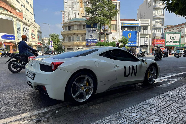 Về thiết kế, đầu xe nổi bật với cụm đèn pha công nghệ cao với dải LED kéo dài trên nắp ca-pô cùng lưới tản nhiệt phía trước có khả năng giảm sức cản không khí. Bên cạnh đó, khe hút gió ở gần đèn trước, khe khuếch tán bên dưới cản sau còn có tác dụng giảm luồng gió phía đuôi xe, giúp xe tăng tốc nhanh hơn.