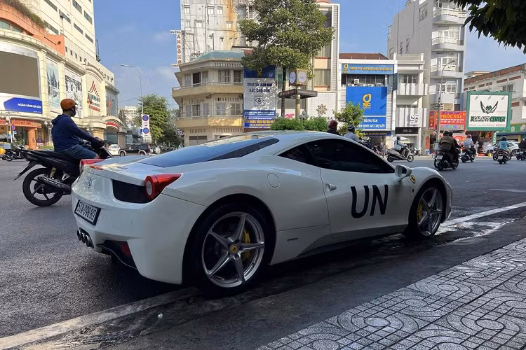 Về thiết kế, đầu xe nổi bật với cụm đèn pha công nghệ cao với dải LED kéo dài trên nắp ca-pô cùng lưới tản nhiệt phía trước có khả năng giảm sức cản không khí. Bên cạnh đó, khe hút gió ở gần đèn trước, khe khuếch tán bên dưới cản sau còn có tác dụng giảm luồng gió phía đuôi xe, giúp xe tăng tốc nhanh hơn.