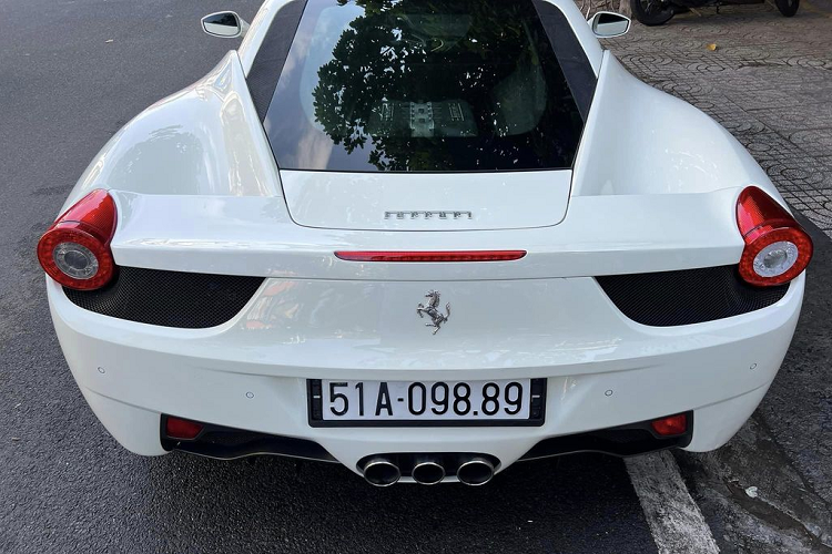 "Trái tim" của Ferrari 458 Italia là khối động cơ V8 4,5L và công suất đạt 570 mã lực, mô-men xoắn cực đại là 540Nm. Kết hợp với hộp số Getrag ly hợp kép 7 cấp, siêu xe dễ dàng bứt tốc 0 - 100 km/h trog 3,4 giây trước khi cán tốc độ tối đa 320 km/h.