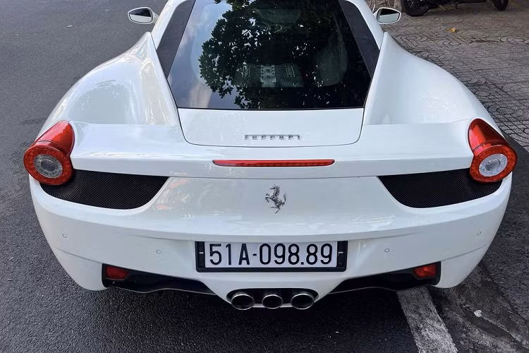 "Trái tim" của Ferrari 458 Italia là khối động cơ V8 4,5L và công suất đạt 570 mã lực, mô-men xoắn cực đại là 540Nm. Kết hợp với hộp số Getrag ly hợp kép 7 cấp, siêu xe dễ dàng bứt tốc 0 - 100 km/h trog 3,4 giây trước khi cán tốc độ tối đa 320 km/h.