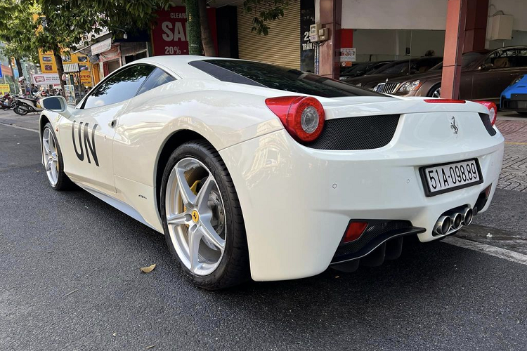 Ngoài ra, siêu xe còn có vô lăng bọc da tích hợp các chế độ lái và lẫy chuyển số ở mặt sau, thảm sàn màu đen và bảng đồng hồ dạng kim hiển thị các thông số như tốc độ, vòng tua máy, nhiệt độ của động cơ.