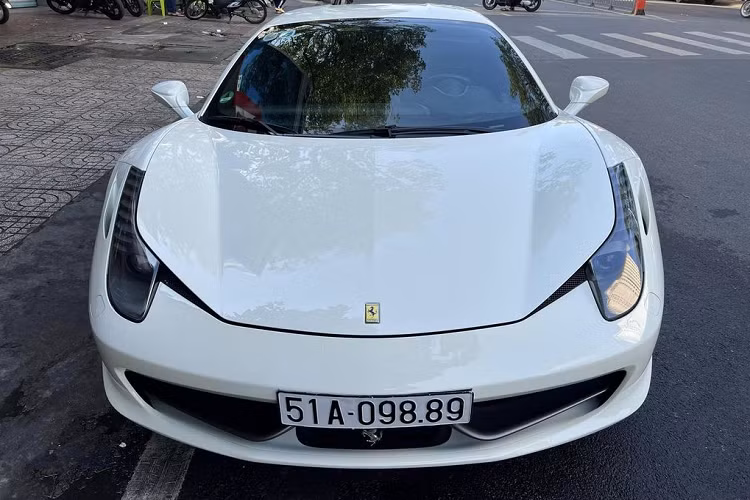 Tính đến thời điểm hiện tại, đã có trên 10 chiếc Ferrari 458 được đưa về nước, bao gồm bản Italia, Spider mui trần và phiên bản hiệu suất Speciale. Hiện chỉ có chiếc Ferrari 458 Italia trong bài là bản coupe mang trên mình màu sơn trắng tinh khôi và cũng là một trong những siêu xe 458 Italia hiếm hoi ở nước ta còn được giữ nguyên bản.