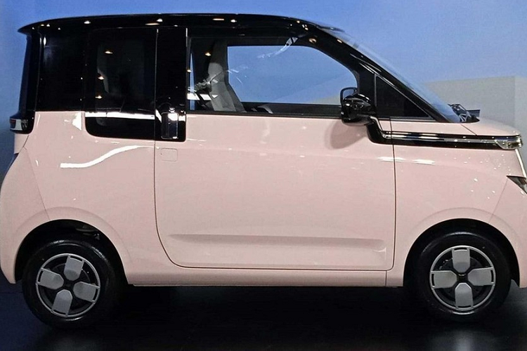 Đối với ai tìm mua Wuling Air EV bản 4 cửa, mức giá giảm sẽ lên đến 13.000 nhân dân tệ, tương đương 43 triệu đồng, như vậy, giá bán của xe Wuling Air EV 4 cửa cao cấp nhất sau khi giảm có giá từ 69.800 nhân dân tệ, tương đương 233 triệu đồng, chỉ đắt hơn 10 triệu đồng so với bản cao nhất của Wuling Air EV 2 cửa.