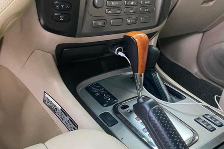 Tính đến cuối năm 2007, những chiếc Toyota Land Cruiser 100 thế hệ này ở Việt Nam khoảng 2.000 chiếc. Sau đó, Toyota Việt Nam ngừng lắp ráp mẫu xe này và thay thế bằng mẫu xe Land Cruiser series 200 thế hệ mới được nhập khẩu nguyên chiếc từ Nhật Bản.