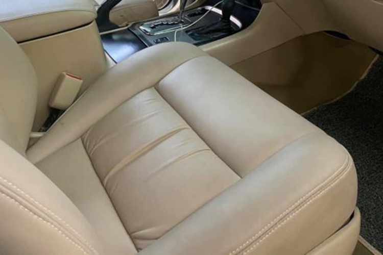 Hiện nay, trên thị trường ôtô đã qua sử dụng, những chiếc Toyota Land Cruiser đời “sâu” có giá dao động từ khoảng 200-600 triệu đồng, tùy vào tình trạng của xe. Còn những chiếc Toyota Land Cruiser 100 số tự động hiếm hoi tại Việt Nam là những chiếc xe được đưa về nước theo diện tư nhân bởi lúc đó Việt Nam chỉ lắp ráp và phân phối bản số sàn.