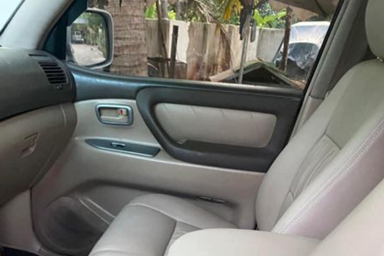 Đối với phiên bản số tự động sẽ có một chút khác biệt với phiên bản lắp ráp trong nước đó là mẫu xe sử dụng động cơ V8 2UZ-FE, dung tích 4.7 lít, công suất cực đại 271 mã lực tại 4.800 vòng/ phút, mô men xoắn tối đa 427 Nm tại 3.400 vòng/ phút. Với cấu hình động cơ V8, chiếc xe có sức kéo mạnh mẽ hơn và phù hợp cho hộp số tự động 5 cấp phát huy được sức mạnh của chiếc SUV này.