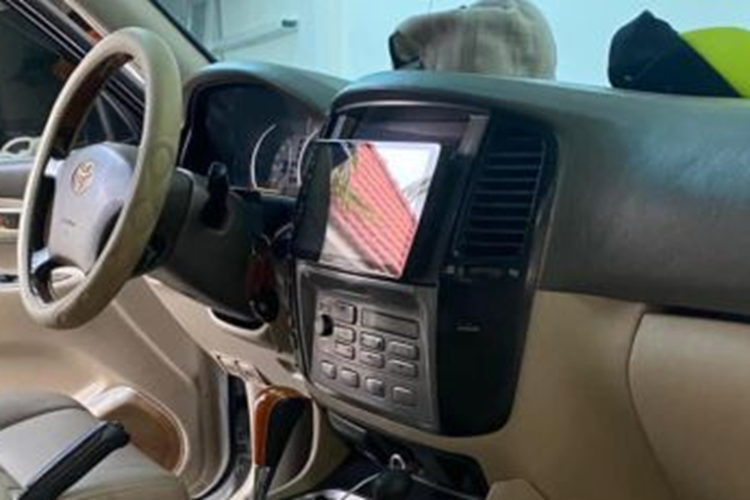 Từ lâu, Toyota Land Cruiser đã trở thành “biểu tượng” về offroad trong mắt cộng đồng mê xe Việt Nam. Nổi bật với vẻ ngoài bề thế, đầm chắc đi cùng độ bền bỉ, tính thực dụng và khả năng giữ giá tốt nên mẫu xe này đến nay vẫn giữ được cho mình một lượng fan trung thành nhất định.