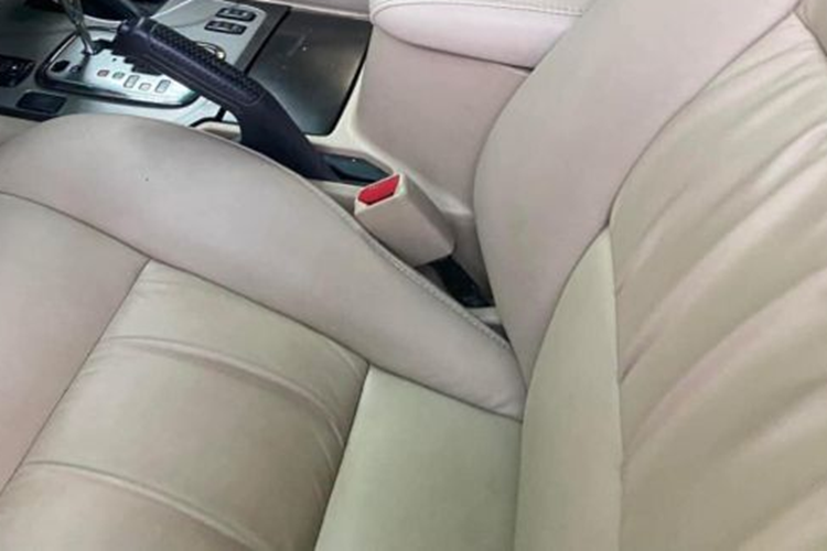 Tại Việt Nam, từ trước đến nay, sở hữu một chiếc Toyota Land Cruiser luôn là niềm mơ ước của nhiều người nhưng không phải ai cũng đủ tài chính để có thể sở hữu một chiếc xe mới, Tuy nhiên nếu chơi xe cũ thì "rào cản" này dễ dàng vượt qua bởi xe đời cũ thường khá rẻ so với giá trị ban đầu. Đơn giản vì chiếc SUV cỡ lớn này quá... hao xăng.