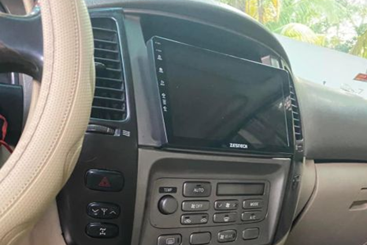 Hệ dẫn động hai cầu bán thời gian có chức năng chuyển cầu điều khiển điện tử với nút bấm cho phép chuyển từ chế độ dẫn động một cầu sang hai cầu và ngược lại. Tiện nghi đáng chú ý gồm hai ghế trước chỉnh điện. Mức giá xe Toyota Land Cruiser series 100 vào thời điểm giới thiệu phiên bản nâng cấp tương đương 72.500 USD (khoảng 1,7 tỷ đồng).