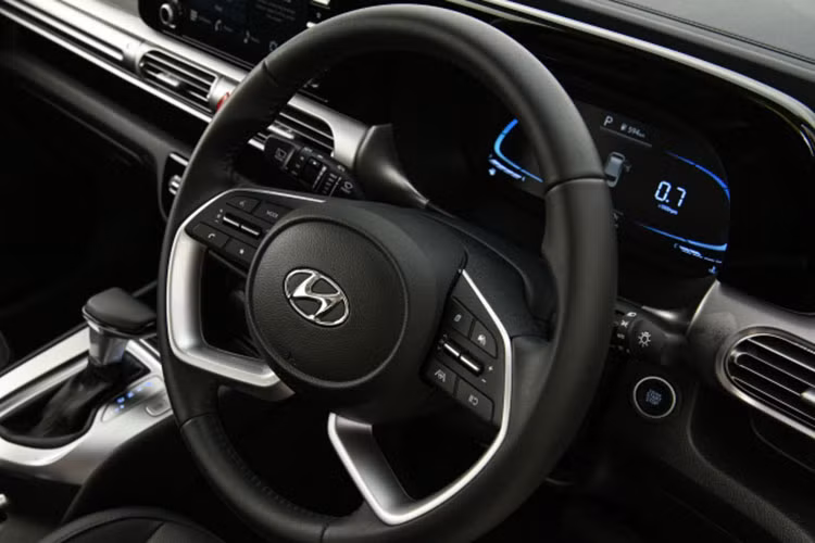 Bên trong xe, Hyundai Stargazer X 2024 không thay đổi nhiều so với bản thường. Tương tự Hyundai Stargazer phiên bản nâng cấp nhẹ mới ra mắt ở Indonesia vào tháng trước, Stargazer X cũng có thêm ốp đen bóng xung quanh màn hình cảm ứng trung tâm và bảng đồng hồ.