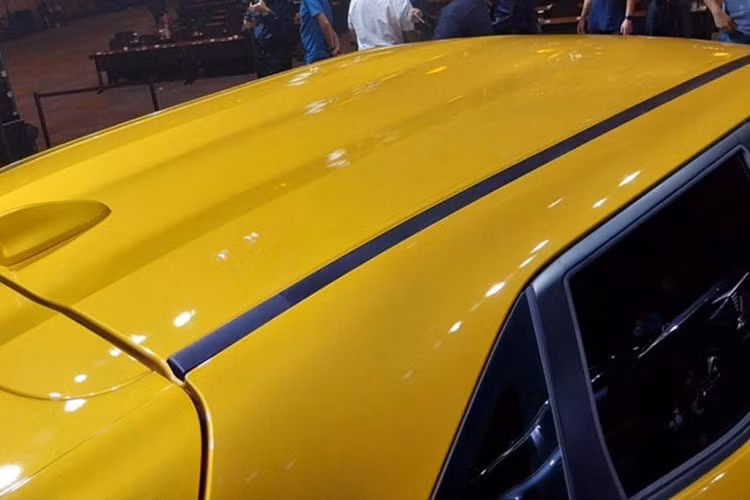 Các trang bị khác bao gồm Ghế bọc da tổng hợp; Sạc điện thoại không dây; Hệ thống đèn viền Ambient Light; Hộc lạnh đựng găng; 20 ngăn chứa đồ; Hệ thống âm thanh; Yamaha Premium Dynamic Sound; Hệ thống điều hòa tự động 2 vùng; Phanh tay điện tử và tự động giữ phanh tạm thời; Chìa khóa thông minh; Khởi động nút bấm.