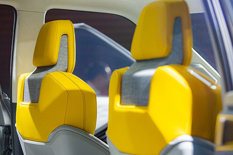 Như vậy, có thể thấy là Mitsubishi XFC bản thương mại không có cửa sổ trời hay camera 360 độ. Theo đại diện của Mitsubishi Indonesia, sở dĩ không có cửa sổ trời vì trang bị này sẽ khiến xe nặng hơn. Trong khi đó, mẫu SUV cỡ B này vốn được thiết kế theo hướng linh hoạt và tiết kiệm nhiên liệu nên cần giữ trọng lượng thấp.