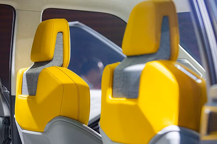 Như vậy, có thể thấy là Mitsubishi XFC bản thương mại không có cửa sổ trời hay camera 360 độ. Theo đại diện của Mitsubishi Indonesia, sở dĩ không có cửa sổ trời vì trang bị này sẽ khiến xe nặng hơn. Trong khi đó, mẫu SUV cỡ B này vốn được thiết kế theo hướng linh hoạt và tiết kiệm nhiên liệu nên cần giữ trọng lượng thấp.