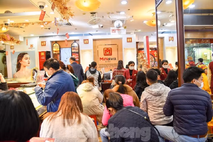 Bên trong cửa hàng cũng chật kín người chờ đến lượt mua vàng.