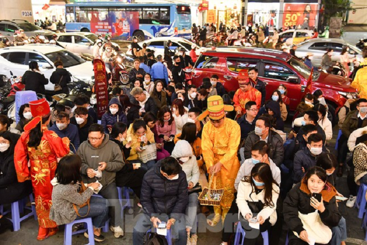 Chờ đợi trong giá rét trên "đường đua" mua vàng lấy may ngày vía Thần Tài.