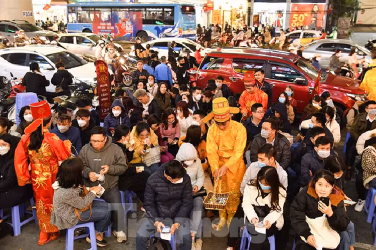 Chờ đợi trong giá rét trên "đường đua" mua vàng lấy may ngày vía Thần Tài.