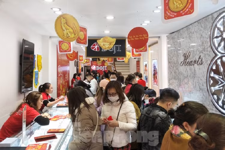 Nhiều người cho rằng mua vàng vào ngày vía Thần tài để đón lộc đầu năm, cầu cho một năm mới làm ăn gặp nhiều may mắn thuận lợi, đắc tài đắc lộc.