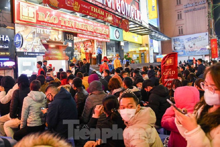 Xếp hàng chờ mua vàng trong cái rét tê người của thời tiết Hà Nội lúc tối muộn.