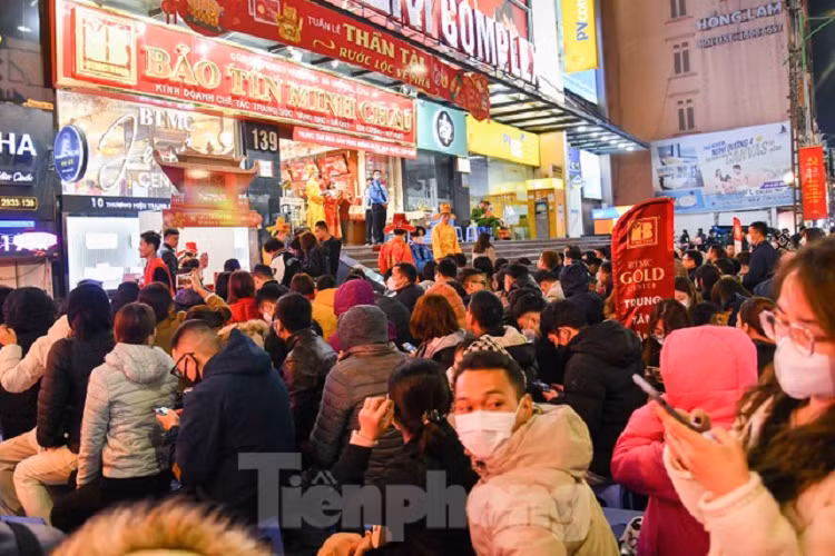 Xếp hàng chờ mua vàng trong cái rét tê người của thời tiết Hà Nội lúc tối muộn.