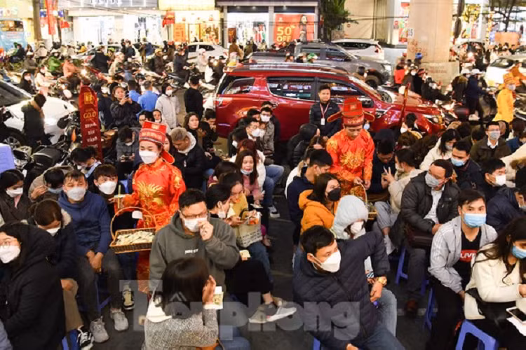 Một số người cho biết, do bận công việc trong ngày nên hết giờ làm, họ mới có thời gian ghé các cửa tiệm để mua vàng ngày vía Thần Tài. Theo nhân viên, tiệm vàng chuẩn bị trà nóng, bánh kẹo để phục vụ khách hàng trong lúc chờ đợi.