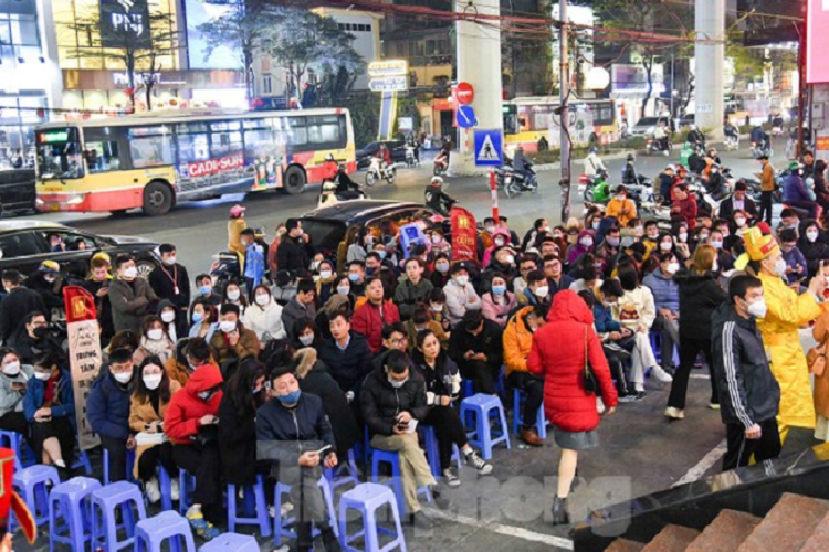 Tối 31/1 (mùng 10 tháng Giêng) tại một số tiệm vàng trên đường Cầu Giấy, Hà Nội, có khá đông khách hàng chịu rét xếp hàng để chờ đến lượt mua vàng.