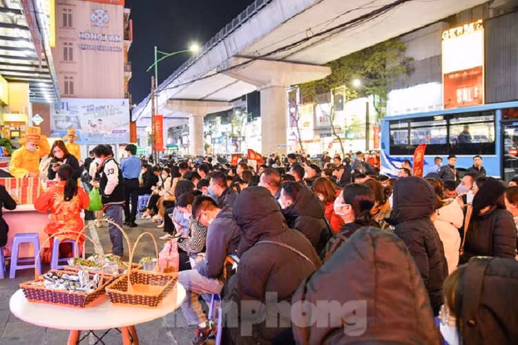 Thậm chí có tiệm, người xếp hàng chờ mua vàng kín vỉa hè vào lúc 20h30 ngày 31/1.