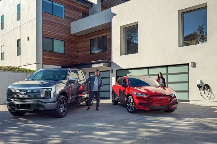 Ford đang lỗ trung bình 58.333 USD (gần 1,4 tỷ VNĐ) trên mỗi chiếc xe điện được bán ra trong quý I/2023. Với mức doanh số là 12.000 ô tô điện, doanh thu của Model e chỉ là 700 triệu USD và lỗ 700 triệu USD (trước thuế và lãi vay). Bên cạnh đó, doanh thu mảng này cũng giảm từ 1,6 tỷ USD trong quý I năm ngoái xuống còn chưa đến một nửa trong báo cáo vừa qua.